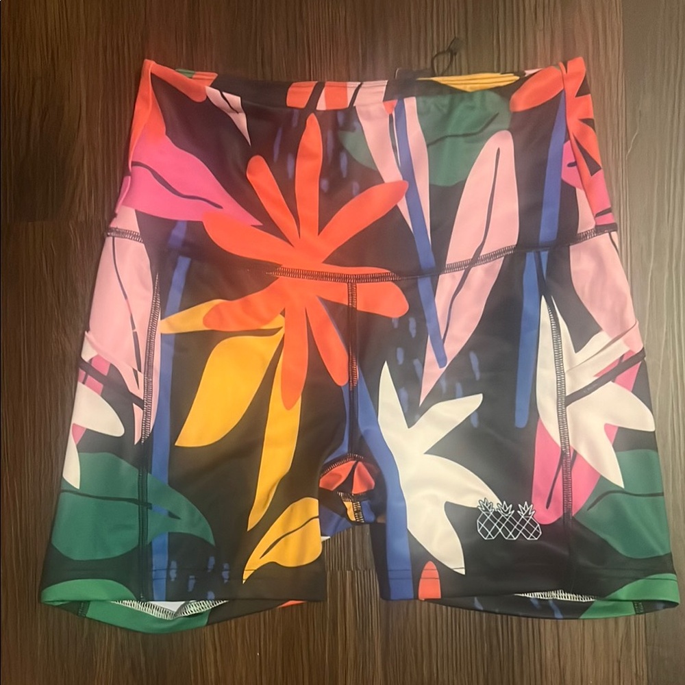 NWT Tres Piñas size M running shorts